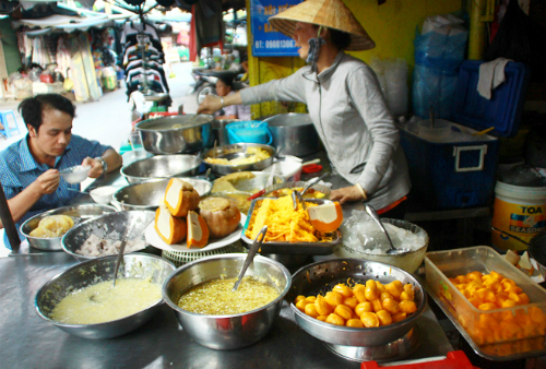Sạp chè Campuchia độc đáo tại chợ Sài Gòn