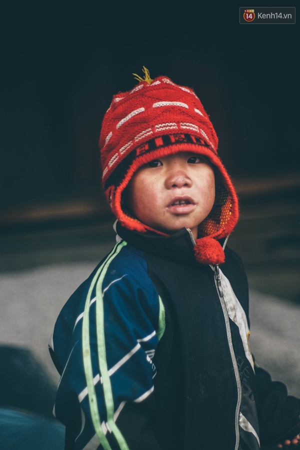 Hình ảnh nụ cười hồn nhiên của trẻ em Sa Pa co ro trong đợt rét lịch sử