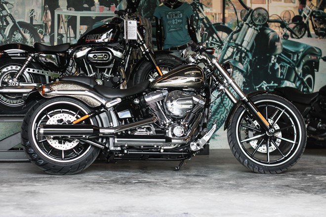 Chi tiết em Harley-Davidson Breakout sơn thủ công có giá 1,3 tỷ về Việt Nam