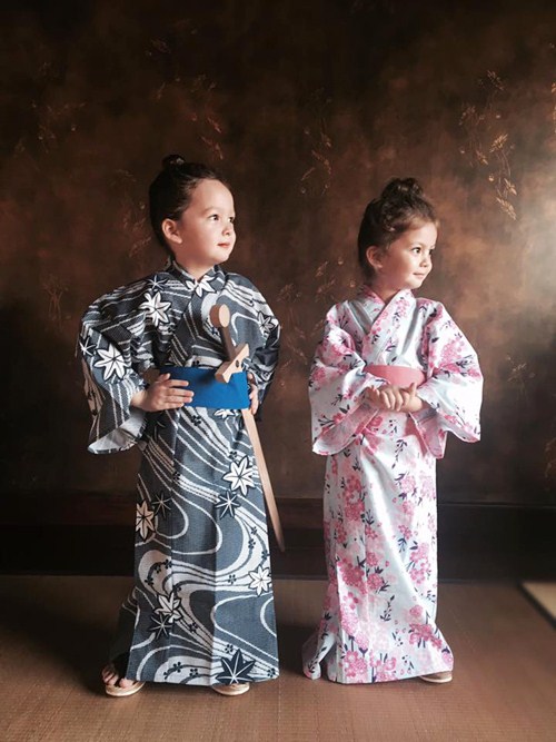 2 bé Tôm - Tép nhà Hồng Nhung dễ thương khi mặc Kimono