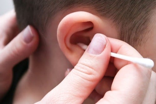Tác hại của việc lạm dụng tăm bông ngoáy tai cho trẻ