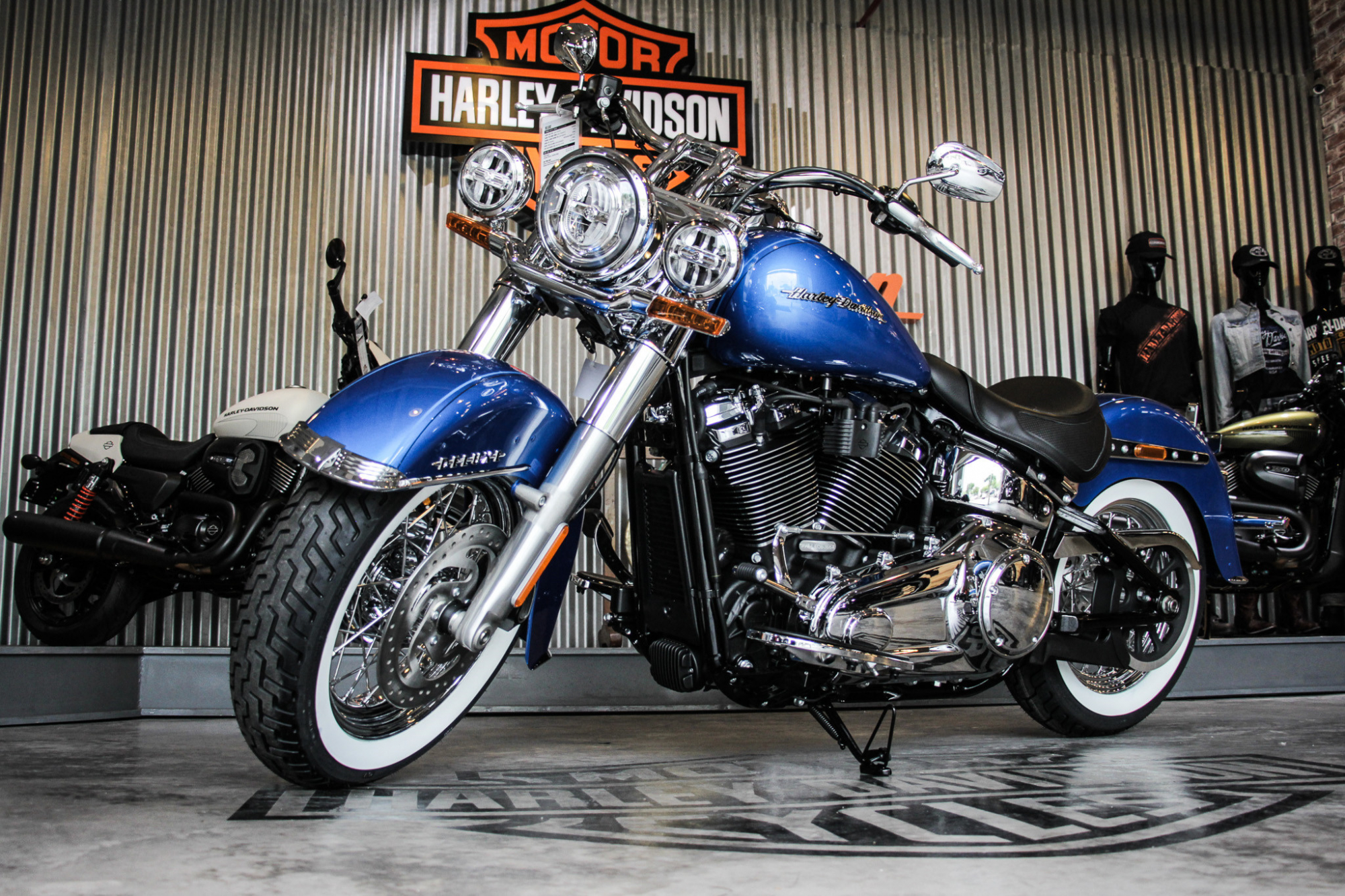 Harley-Davidson Softail Deluxe giá gần một tỷ duy nhất ở VN
