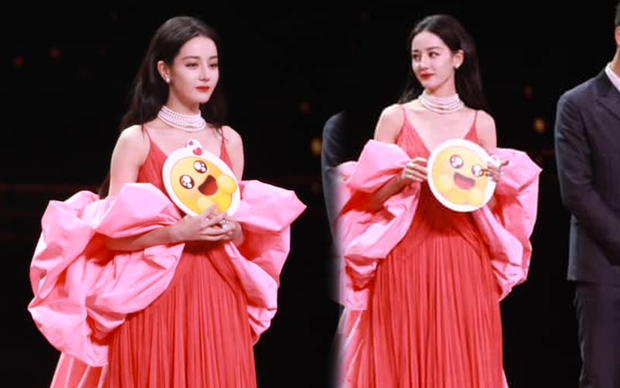 Địch Lệ Nhiệt Ba tại Đêm Hội Weibo 2023 dưới ống kính ‘ cam thường’