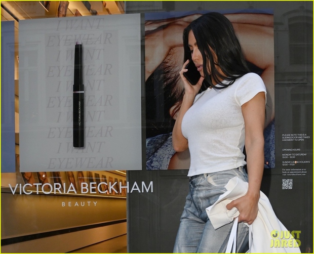 Kim Kardashian trang điểm nhẹ nhàng, lên đồ cá tính đi mua sắm ở London