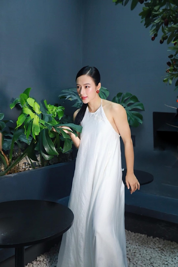 Vẻ đẹp khỏe khoắn của Angela Phương Trinh khi diện váy yếm 