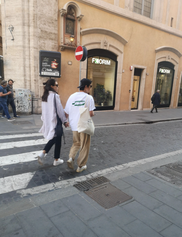 Vợ chồng Song Joong Ki tay trong tay dạo phố
