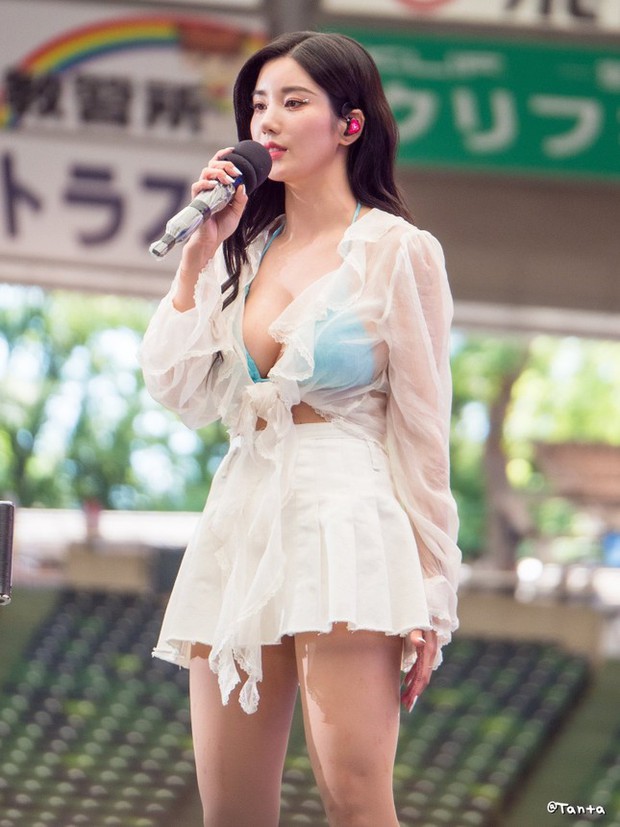  Kwon Eun Bi lại gây tranh cãi vì diện đồ thiếu vải