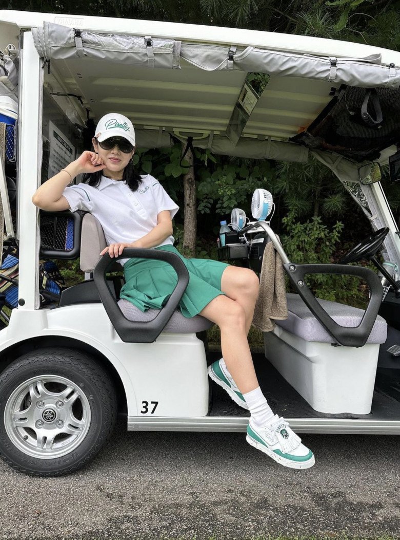 Son Ye Jin khéo khoe đôi chân dài khi chơi golf