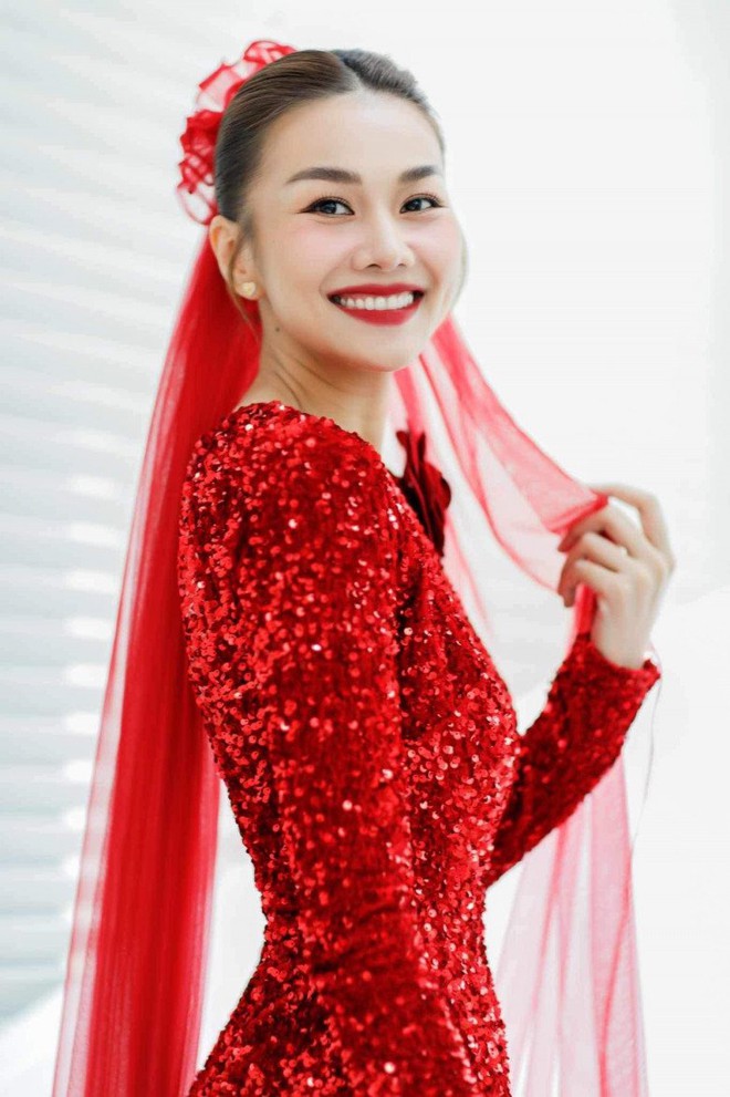 Áo dài rực đỏ của cô dâu tháng 10 Thanh Hằng