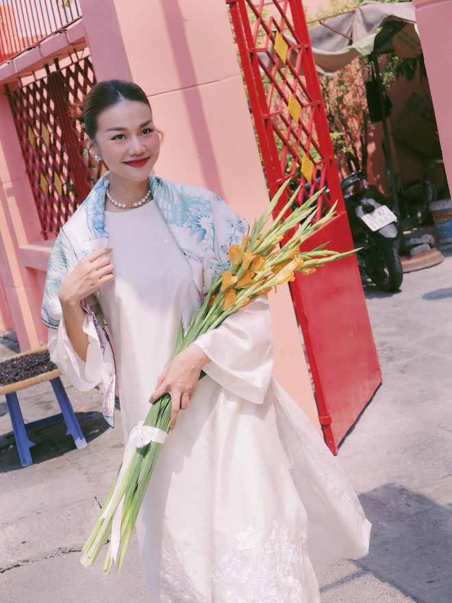 Siêu mẫu Thanh Hằng diện áo dài điệu đà xuống phố