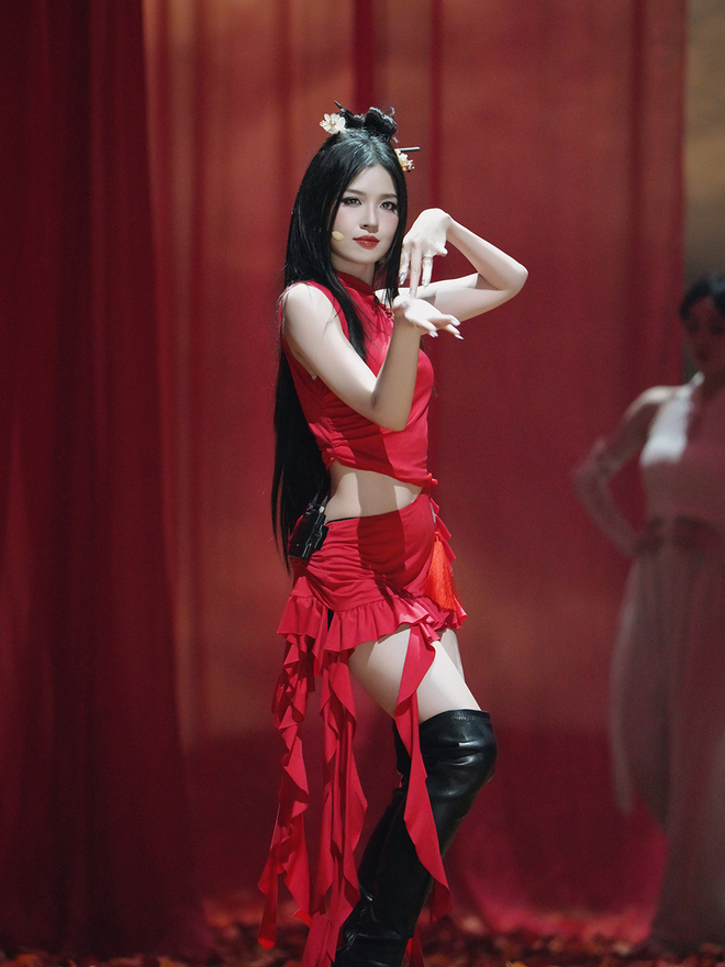 Outfit đỏ ấn tượng của Suni Hạ Linh tại Đạp Gió 2024