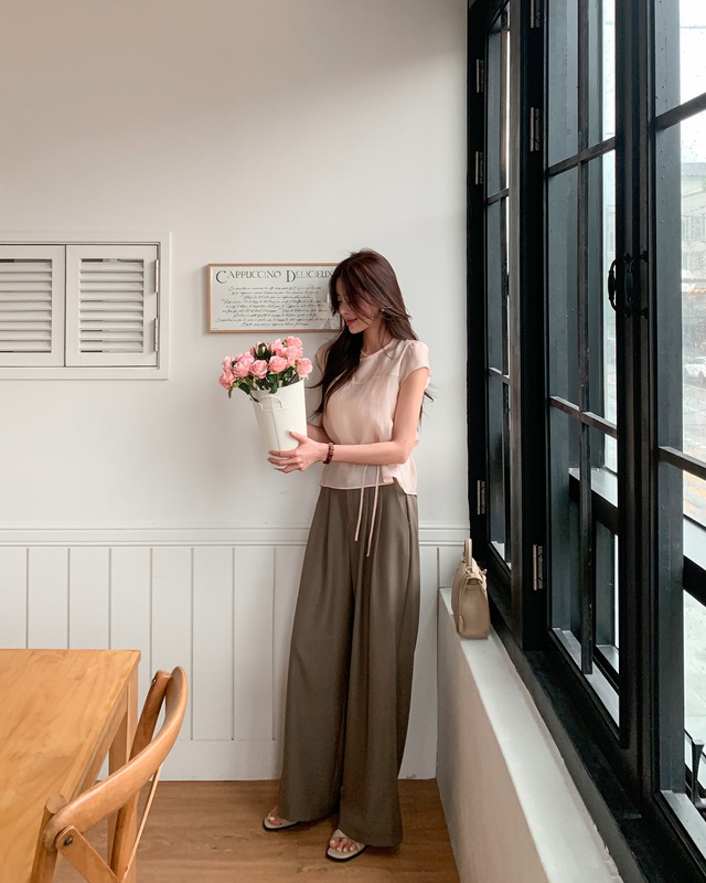 Sang trọng với quần dài màu trà sữa