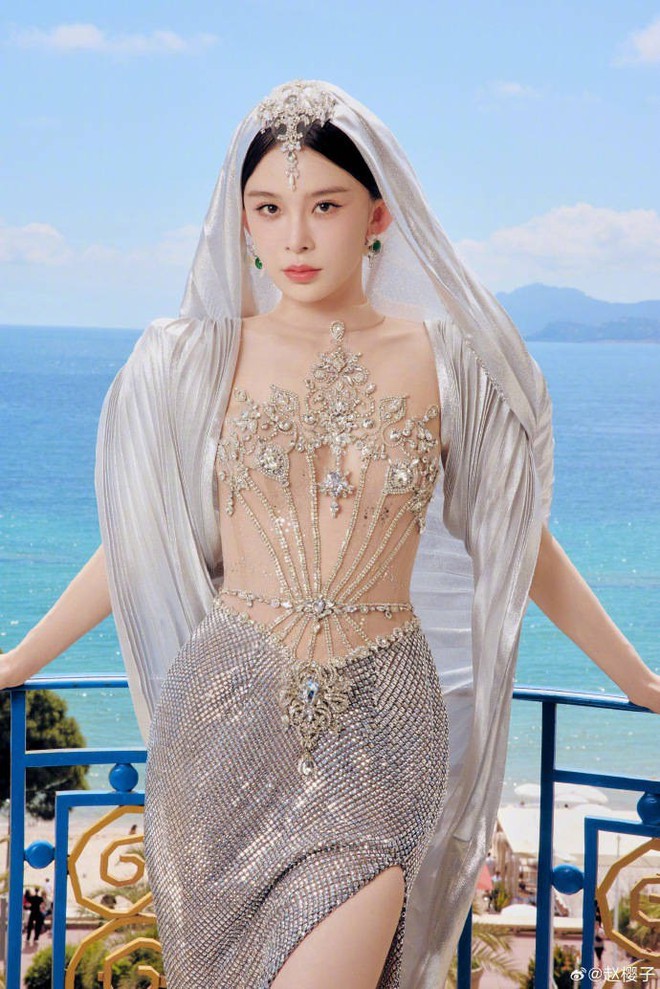 Sao Cbiz mặc hở bị bảo vệ mời rời khỏi thảm đỏ Cannes