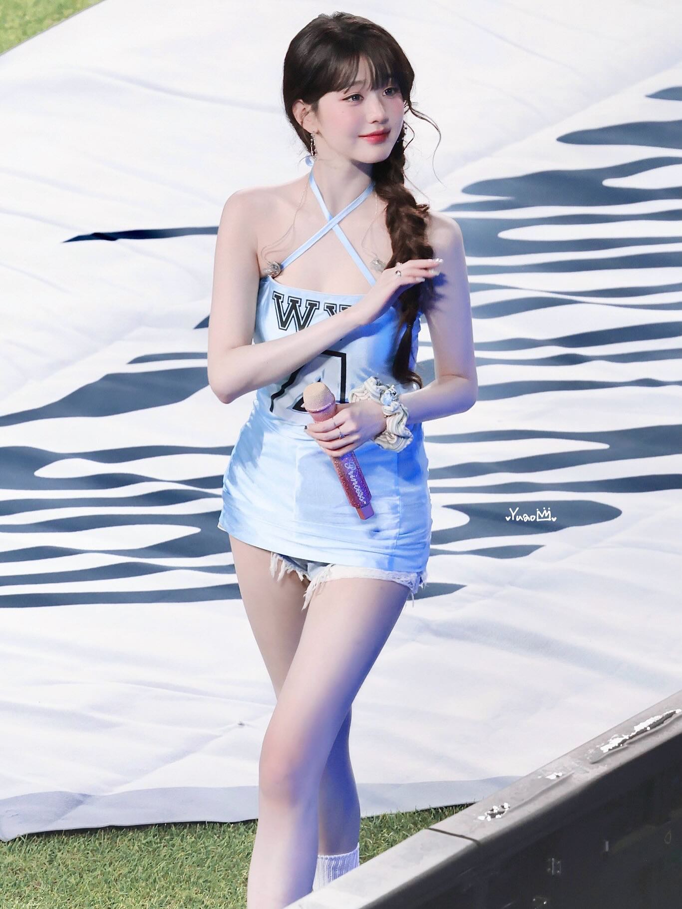 Outfit siêu ngắn gây tranh cãi của Kpop